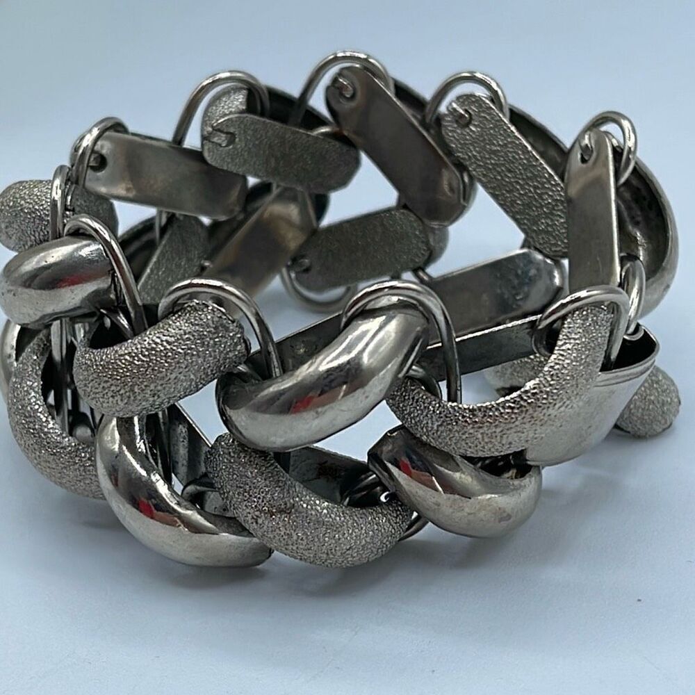Vintage big link silver colored chain bracelet.